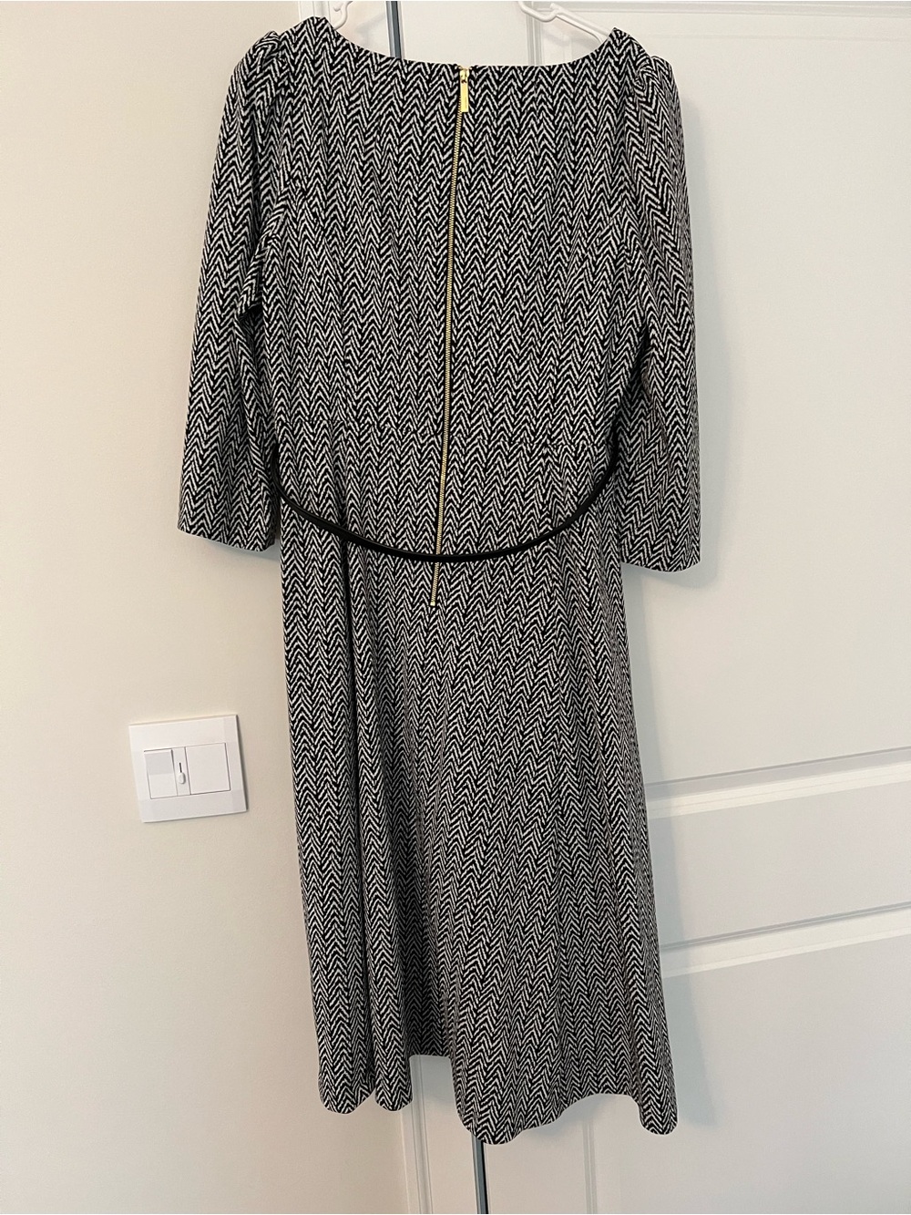 Calvin Klein Black and White Belted Chevron Belted Midi Dress (Sz 16) - Picture 4 of 7
